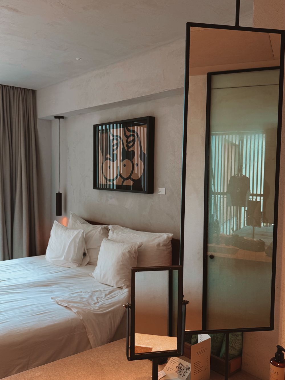 Warm modern hotel room, Pexels demo image