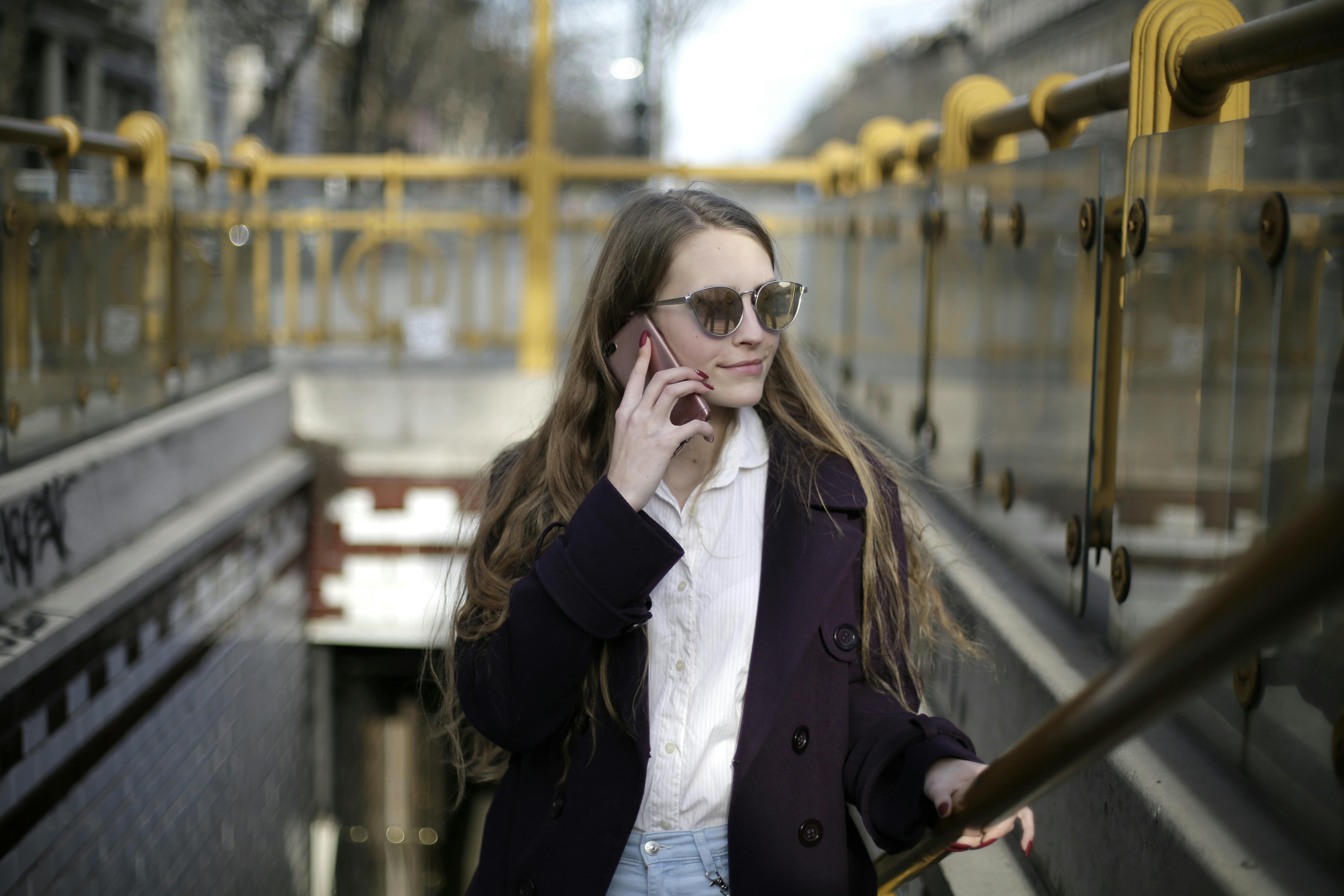 Kostenlos Frau, Die Schwarze Sonnenbrille Trägt Stock-Foto