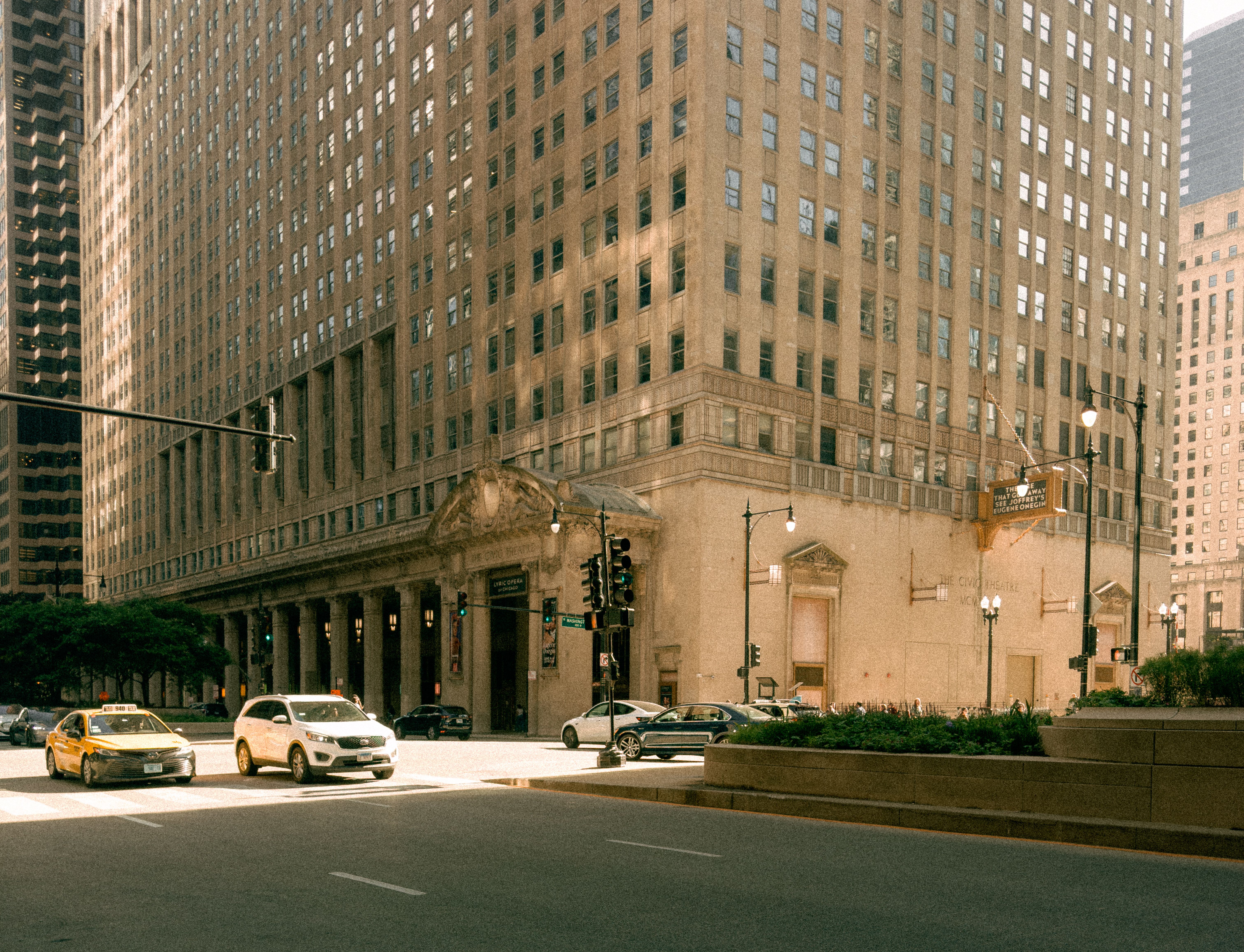 Urban City Intersection with Historic Building View · Free Stock Photo