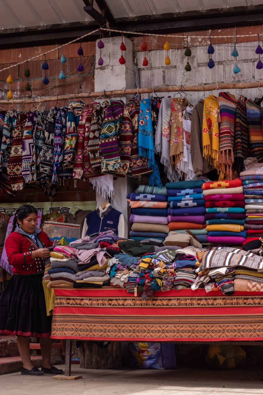 Banca de tecidos andinos num mercado de Cusco