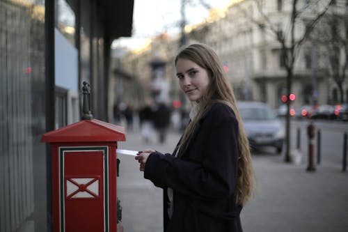 Posta Kutusunun Yanında Dururken Mor Ceket Giyen Kadın