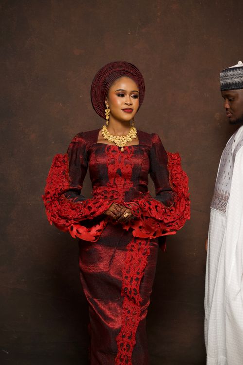 Free A captivating portrait of a Nigerian bride and groom in traditional attire showcasing cultural elegance. Stock Photo
