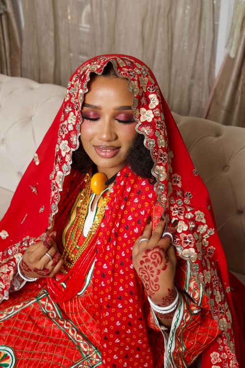 Free Stunning portrait of a Nigerian bride in cultural attire with intricate henna and gold jewelry. Stock Photo
