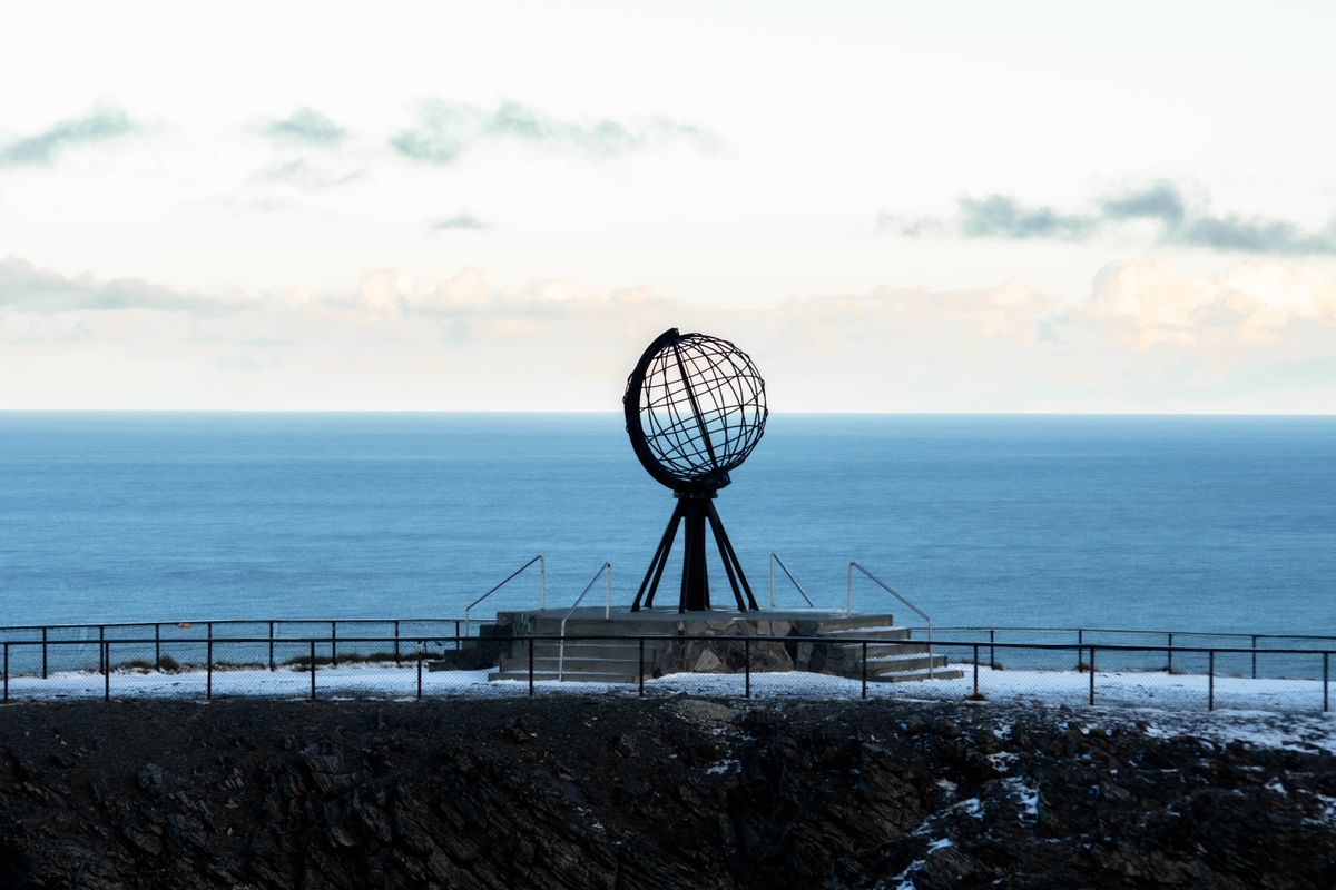 Globul de metal de la Capul Nord pe fundal de Ocean Arctic
