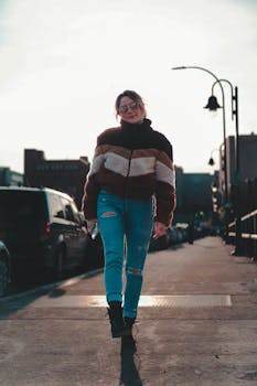 一个时尚的女人，在秋日里穿着舒适的夹克，自信地走在城市街道上