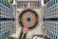 印度尼西亚雅加达现代摩天大楼综合体中圆形广场的惊人鸟瞰图