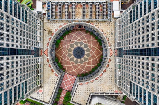 印度尼西亚雅加达现代摩天大楼综合体中圆形广场的惊人鸟瞰图