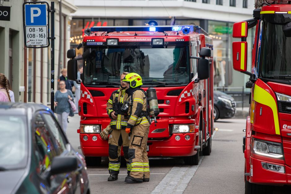 Brannmenn i fullt utstyr foran brannbil