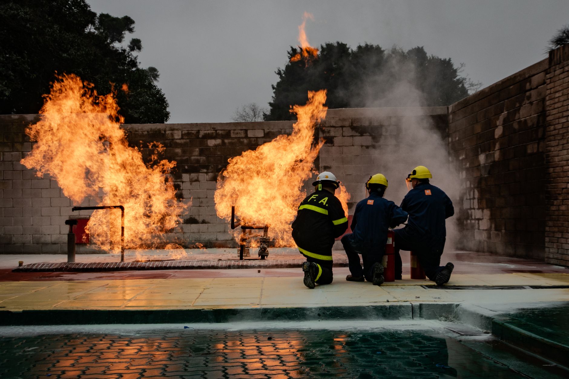 Brandweerlieden blussen een bosbrand in bergachtig gebied in Spanje.