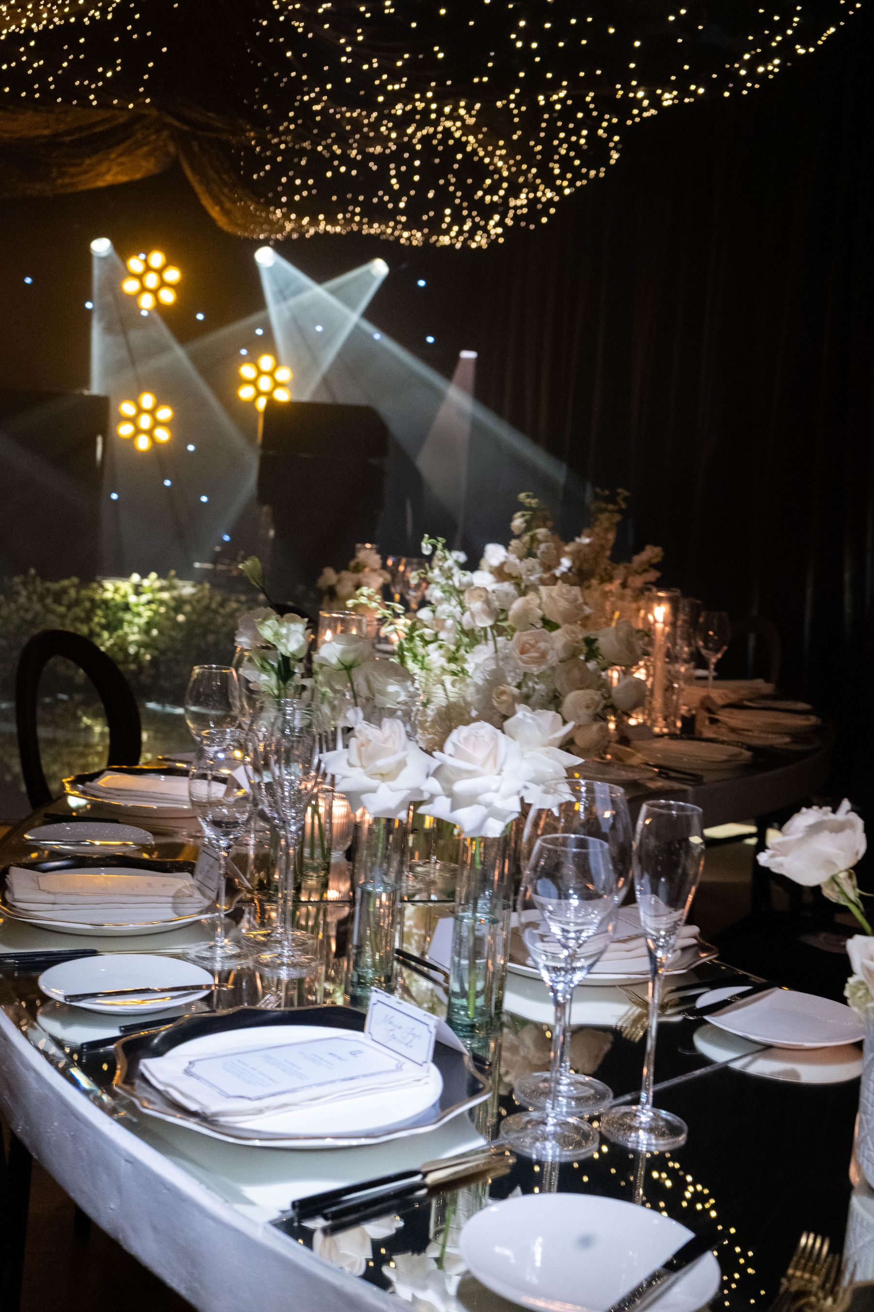 Mesa elegante durante una cena de boda con iluminación ambiental