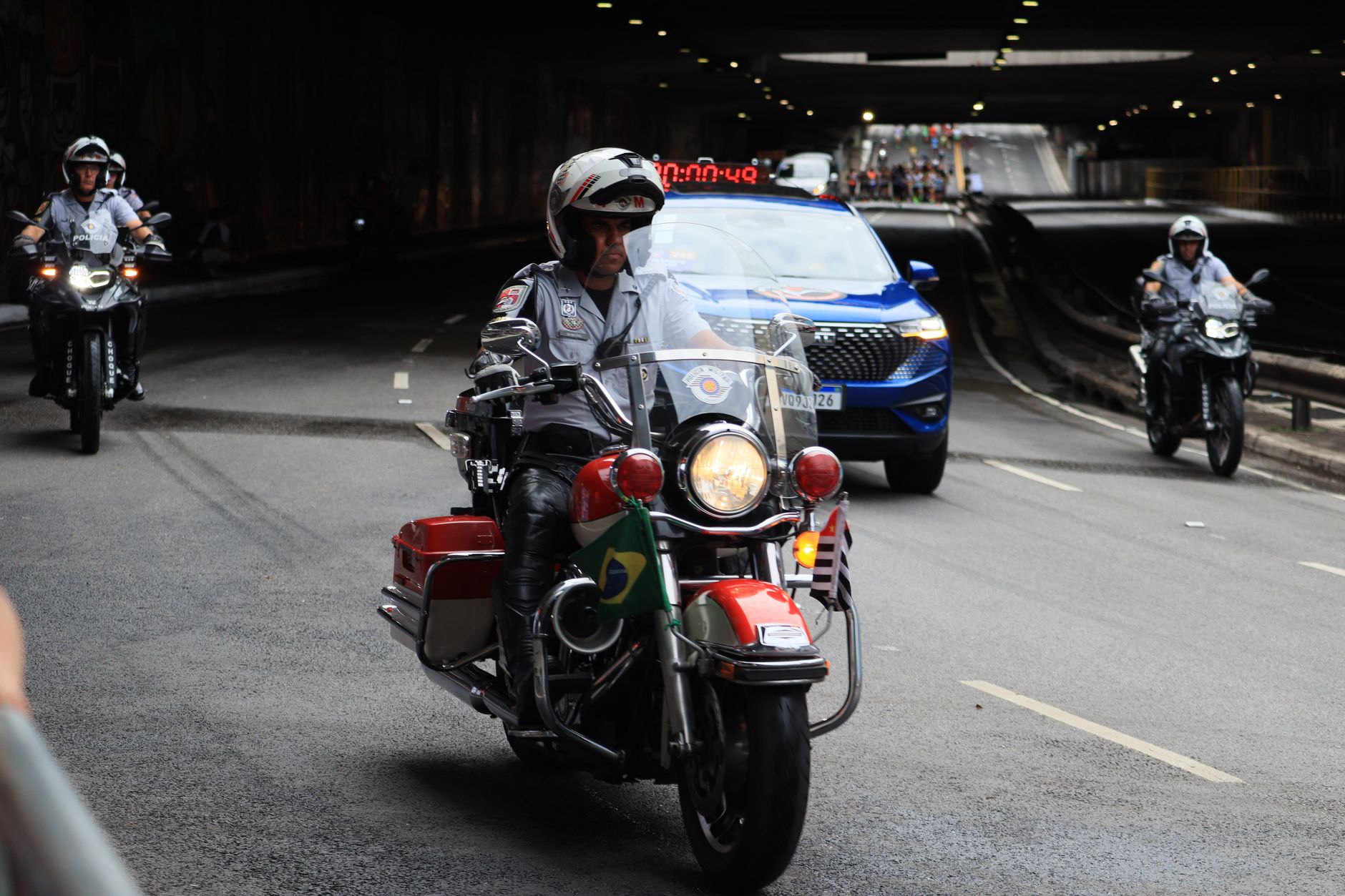 Passageiro de moto viaja em cima de caroços de açaí no Pará