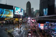 吉隆坡夜晚的十字路口熙熙攘攘，广告牌充满活力，车流不息