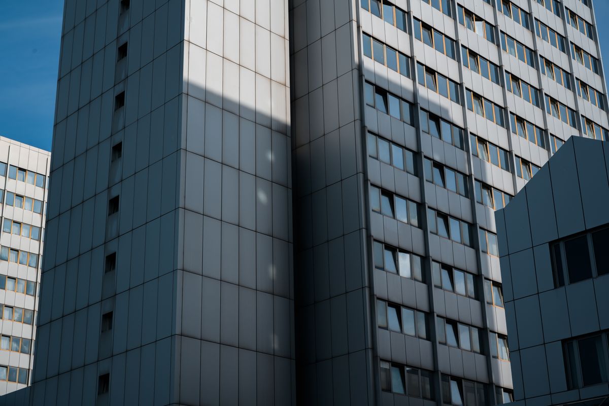 Fațadă de Plattenbau din cartierul berlinez Marzahn, construcție prefabricată din perioada RDG