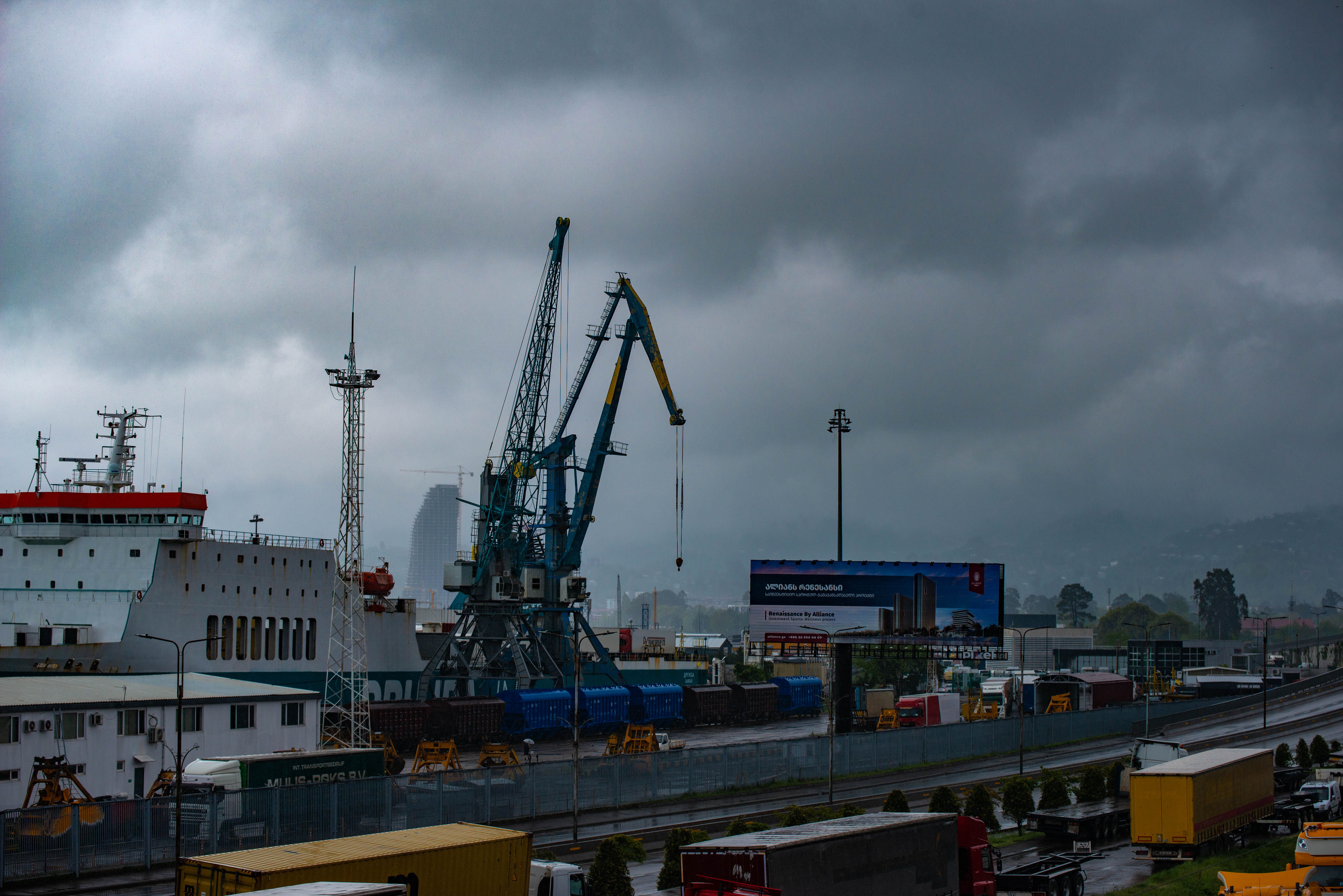 Terminal portuaria industrial de mineral de hierro bajo un cielo matinal nublado