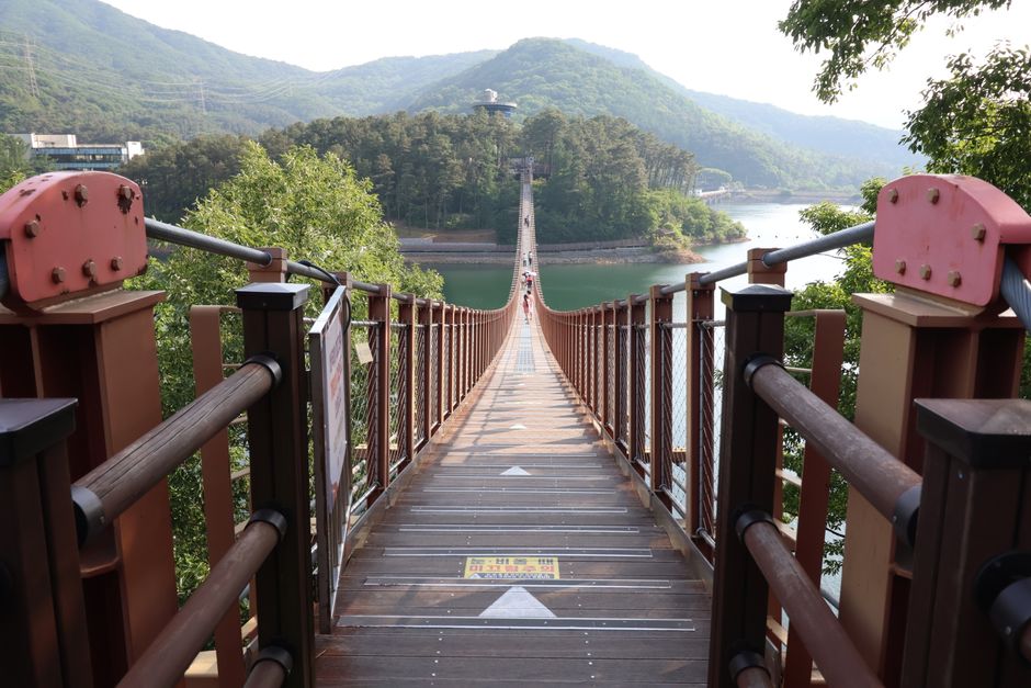 무주탑 출렁다리 계곡 위 현수교 전경