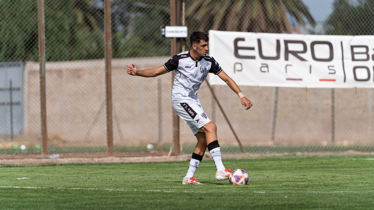Genç bir futbolcunun sahada topla çalışması (temsilî görsel) — Liverpool, 17 yaşındaki Samuel Martínez'i Atlético Nacional'dan transfer etti