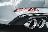 汽车后尾灯和排气管反射的详细视图