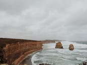 安格尔西亚岩石海岸线的迷人景色，天空和海浪令人着迷