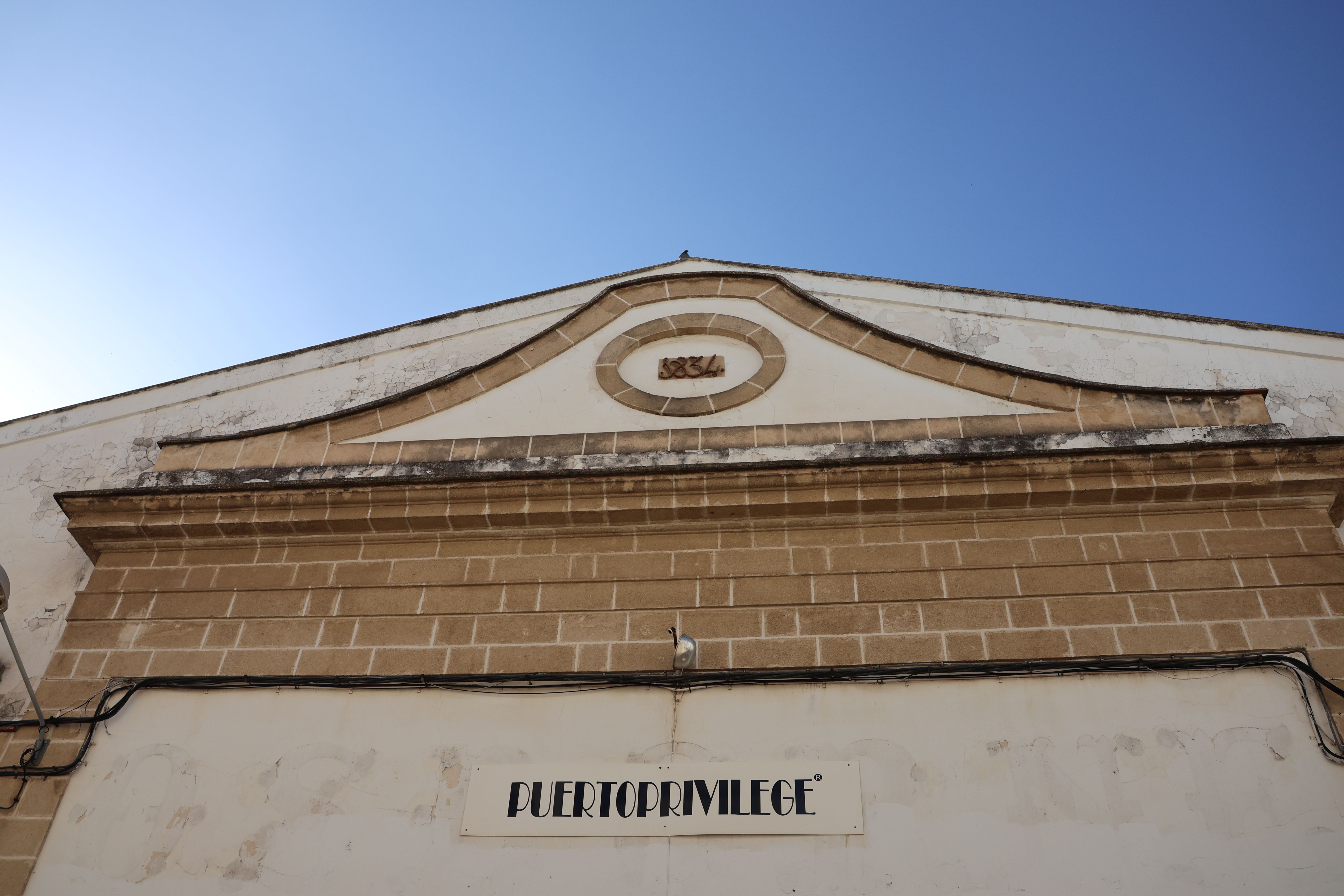 fachada frontal de la bodega