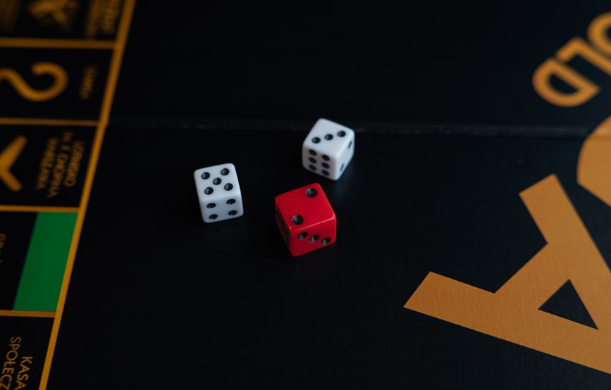 Casino Turnier mit Spielern an Spielautomaten