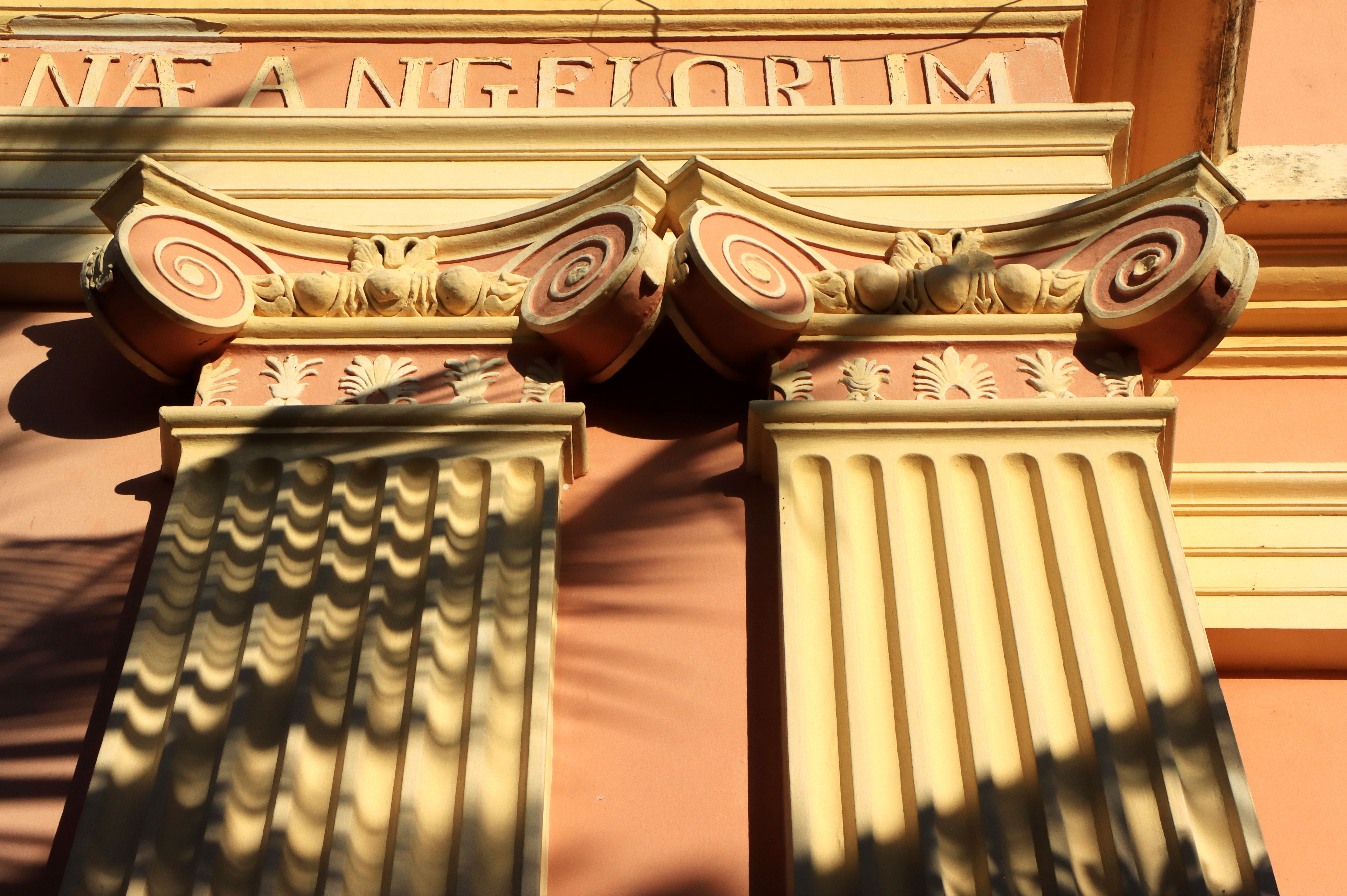 Detalle arquitectónico de moldura colonial