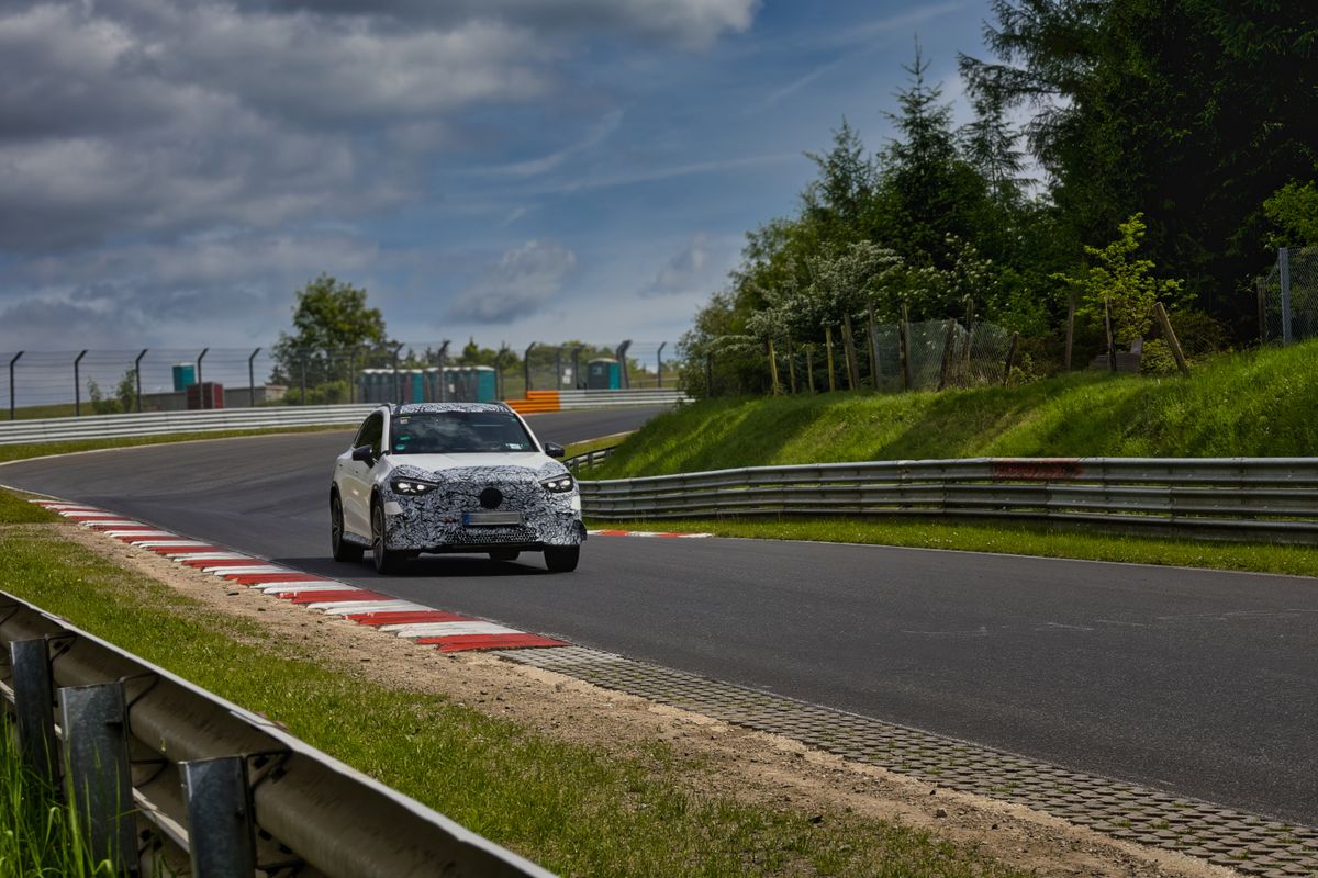 Prototip camuflat in timpul testelor pe circuit