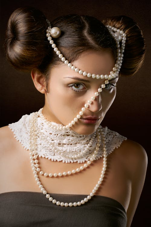 模特兒搭配珍珠項鍊，穿著優雅