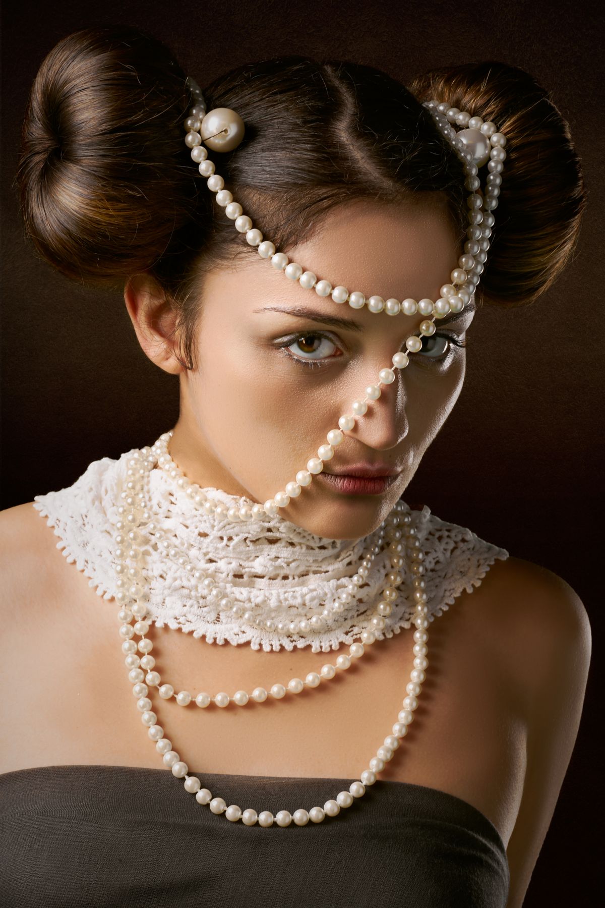 Model wearing an Aurora pearl necklace