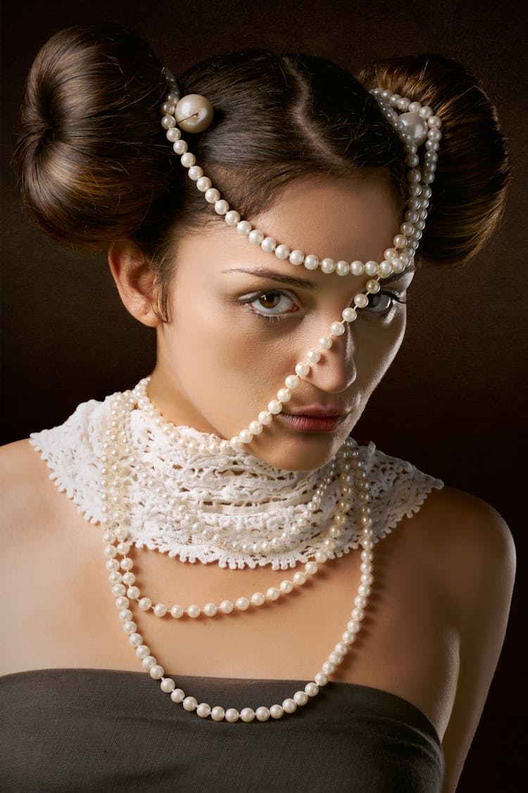 Model With Pearl Necklace In Elegant Outfit