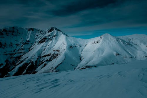 Montanha Coberta De Neve Sob Céu Nublado