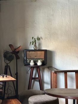 Charming cafe corner with a vintage radio and rustic decor in Kochi, India.