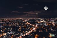 德黑兰的天际线夜景迷人，米拉德塔与满月交相辉映