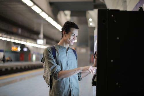 Fröhlicher Ethnischer Mann Mit Ticketautomat An Der U Bahnstation