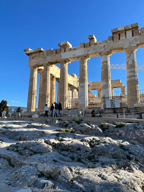 Free Visitors at the Parthenon, Acropolis, Athens, with clear blue sky overhead. Stock Photo