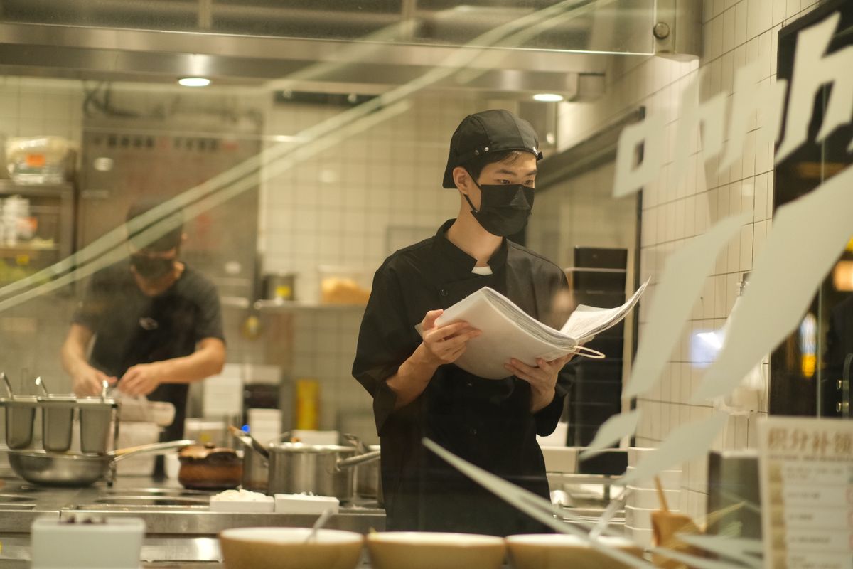 Chef preparando comida en la cocina de un yate — empleo a bordo