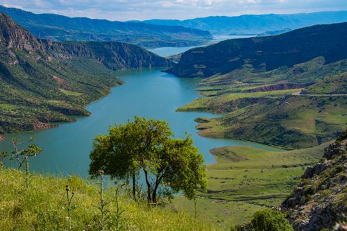 Free A breathtaking view of Botan River winding through lush green mountains in Siirt, Türkiye. Stock Photo