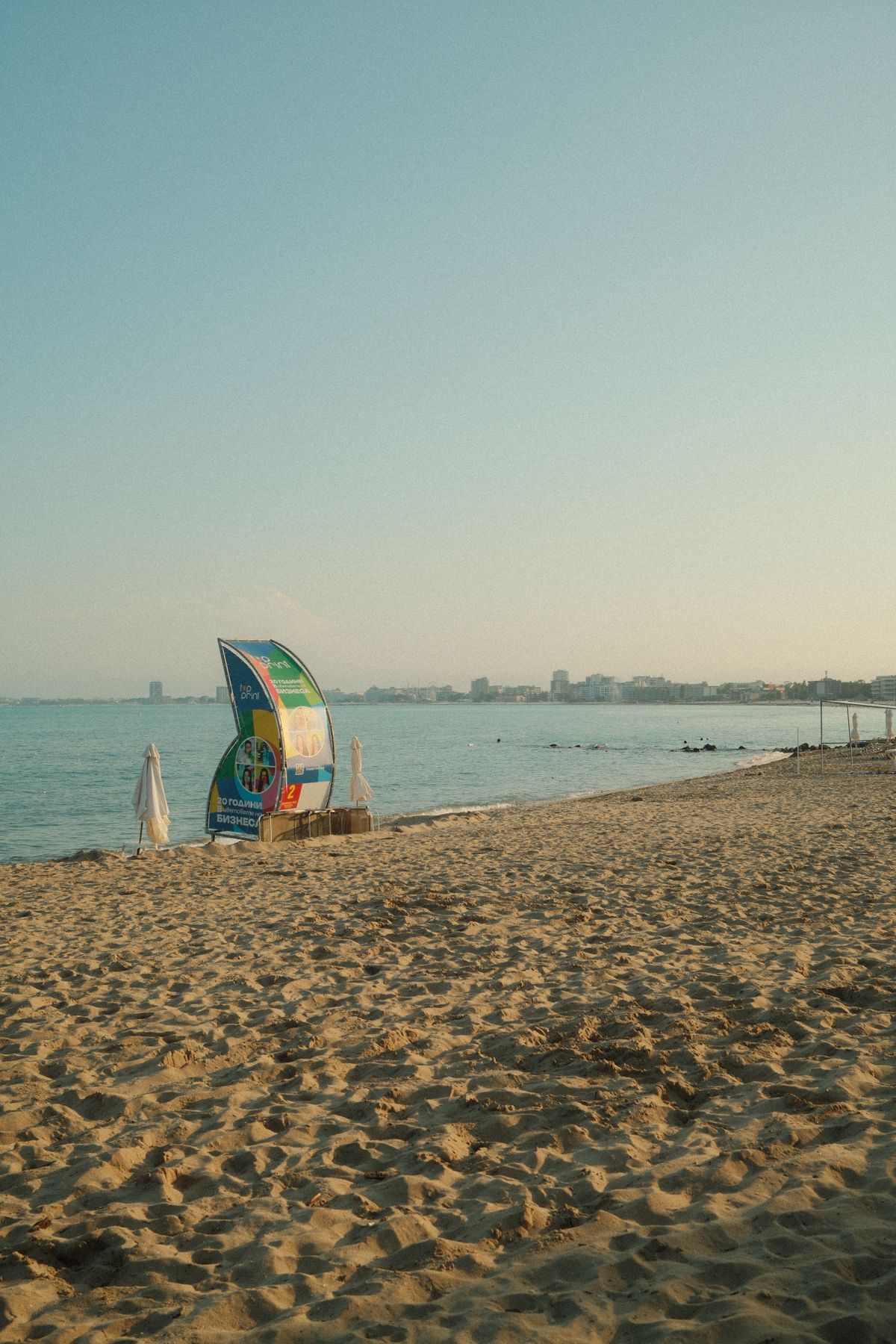 Mamaia Nord - plaja largă la apus cu stațiunea în depărtare
