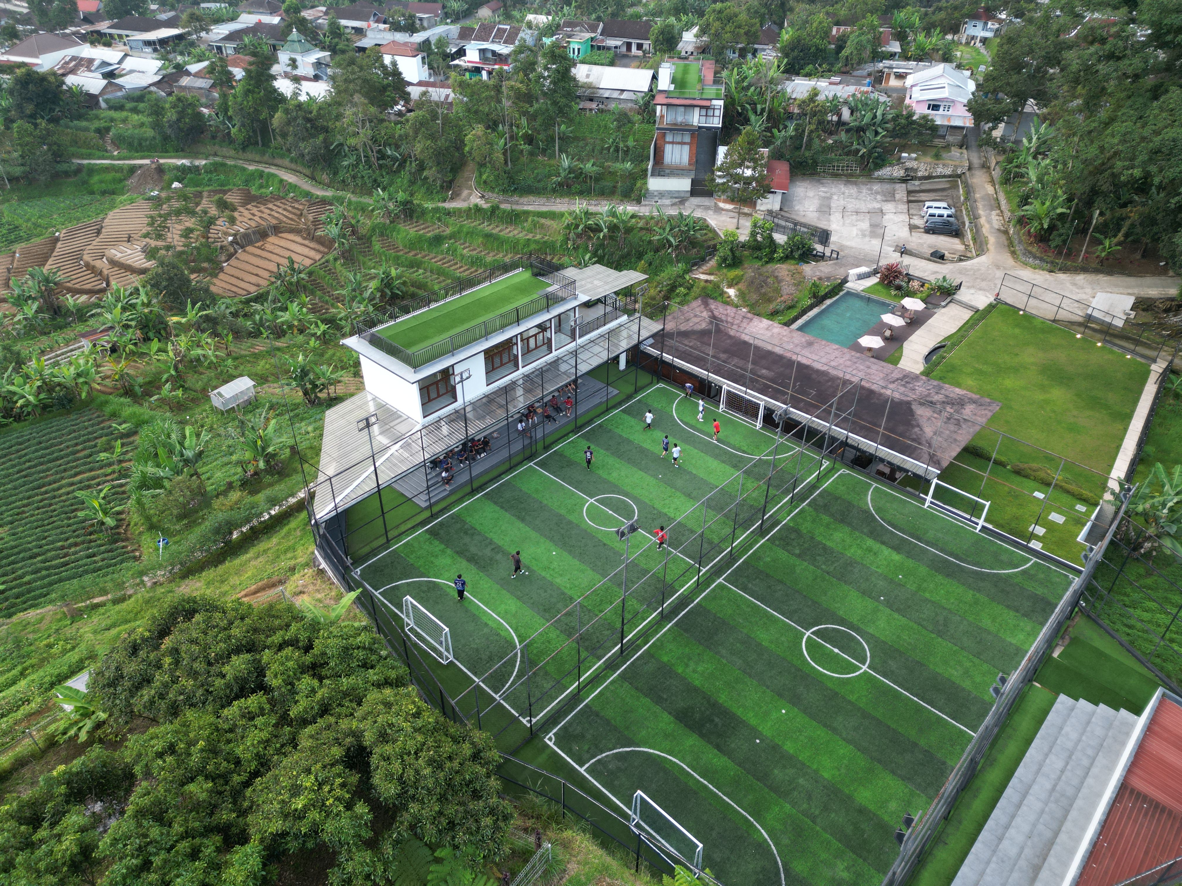 ruang redaksi sepak bola malam hari menampilkan papan tenggat transfer dan layar kabar klub
