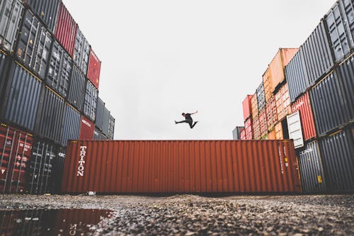 Человек прыгает на интермодальном контейнере