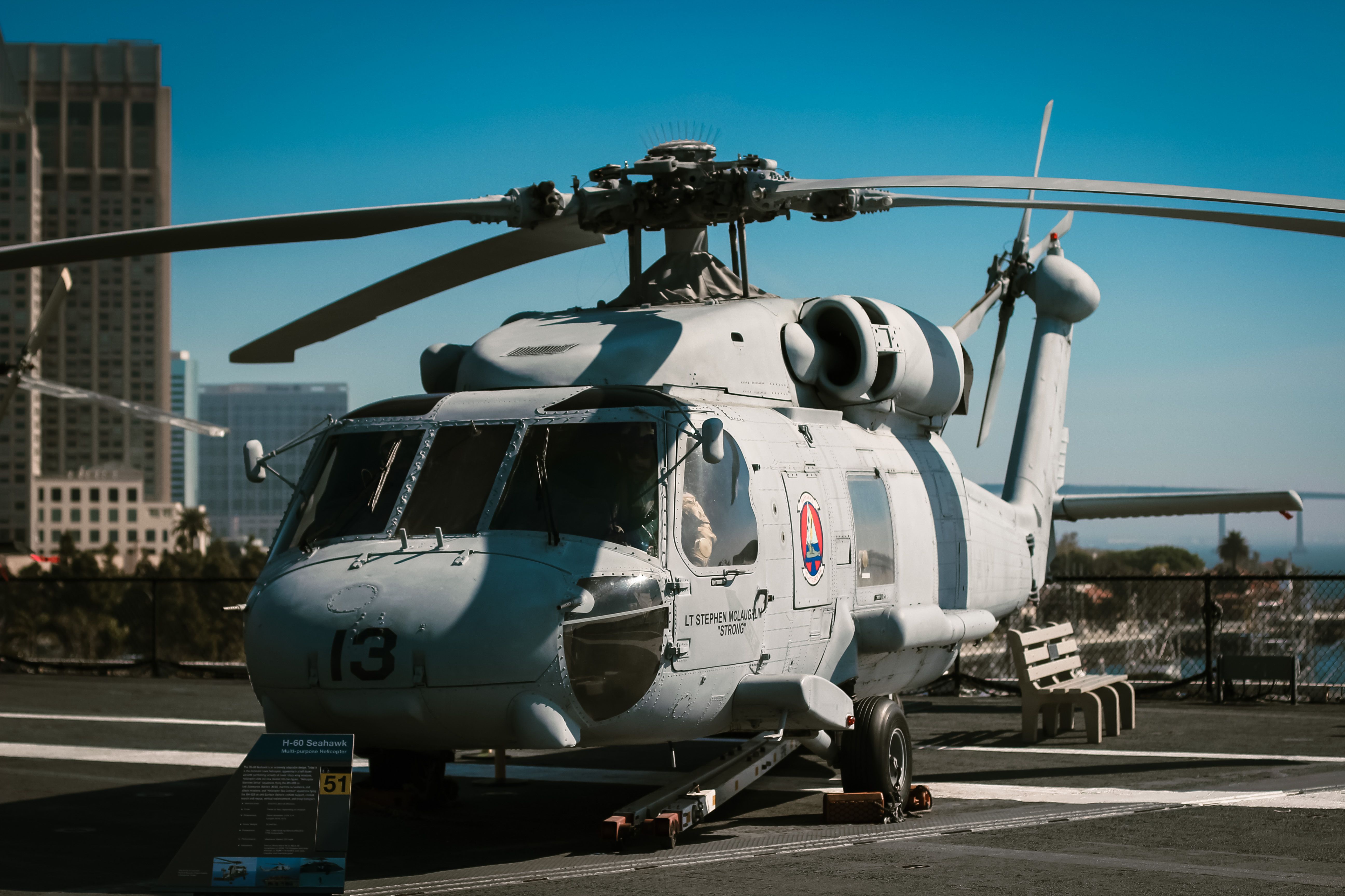 Otec námorníka z USS Lincoln zadržaný imigračnou políciou, zatiaľ čo jeho syn slúži na Blízkom východe