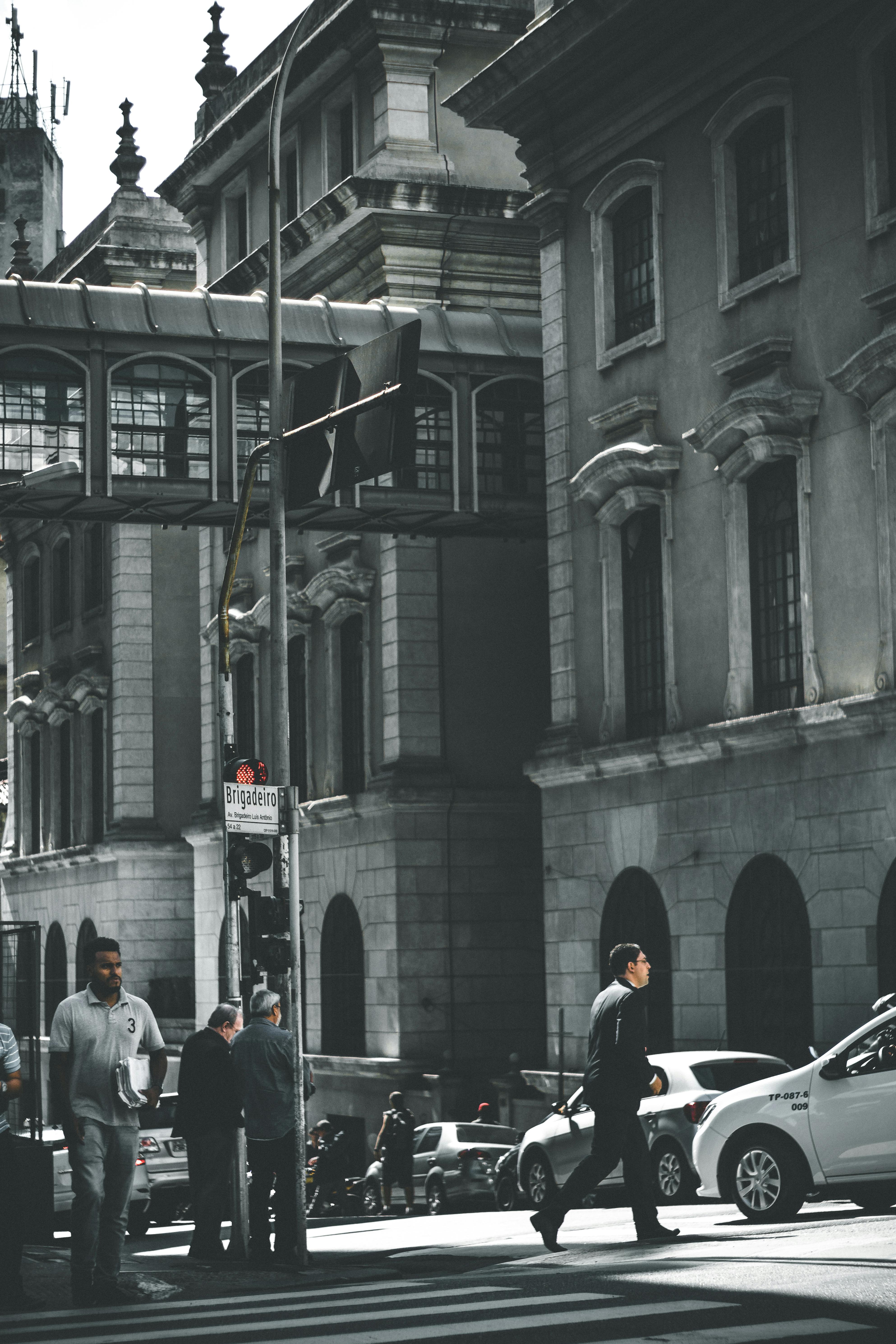 历史建筑构成了戏剧性的街景，城市道路上行人车辆穿梭