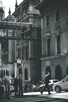 历史建筑构成了戏剧性的街景，城市道路上行人车辆穿梭