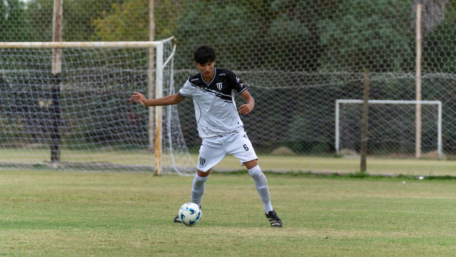 Arsenal teen Dowman stuns with Cup brace