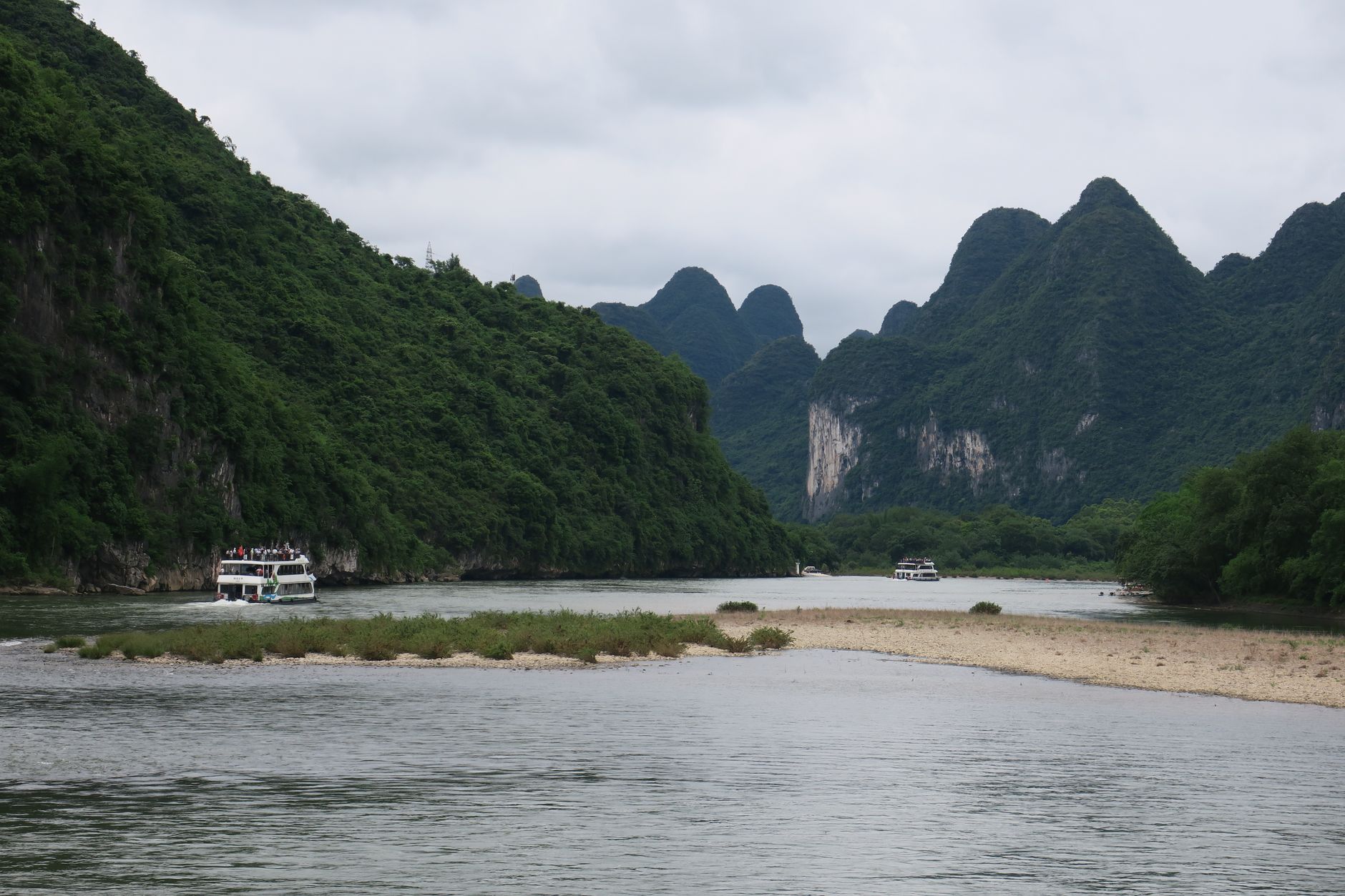 漓江上的游船与喀斯特群峰