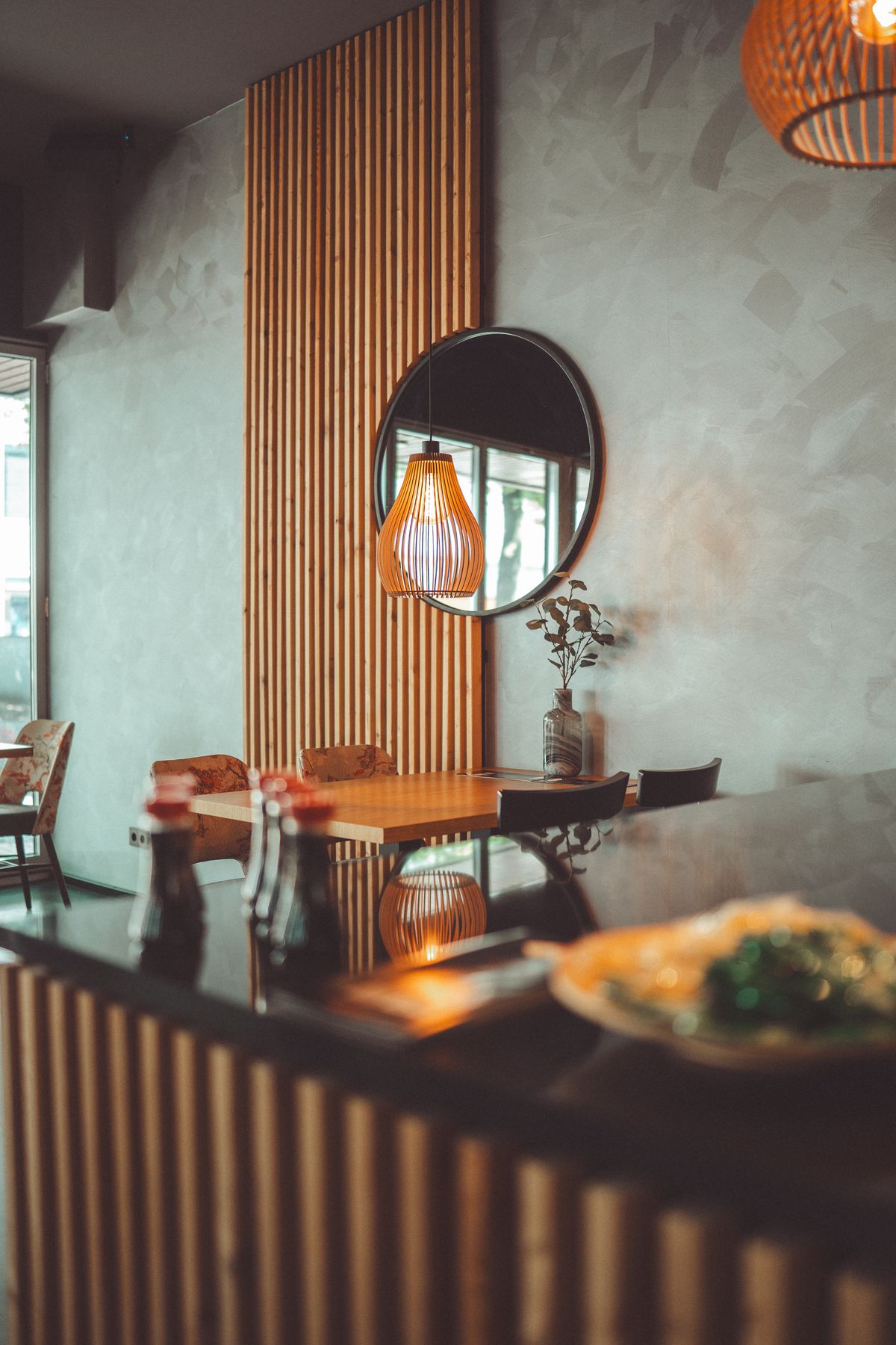 Interno moderno del ristorante con sushi bar e luci calde