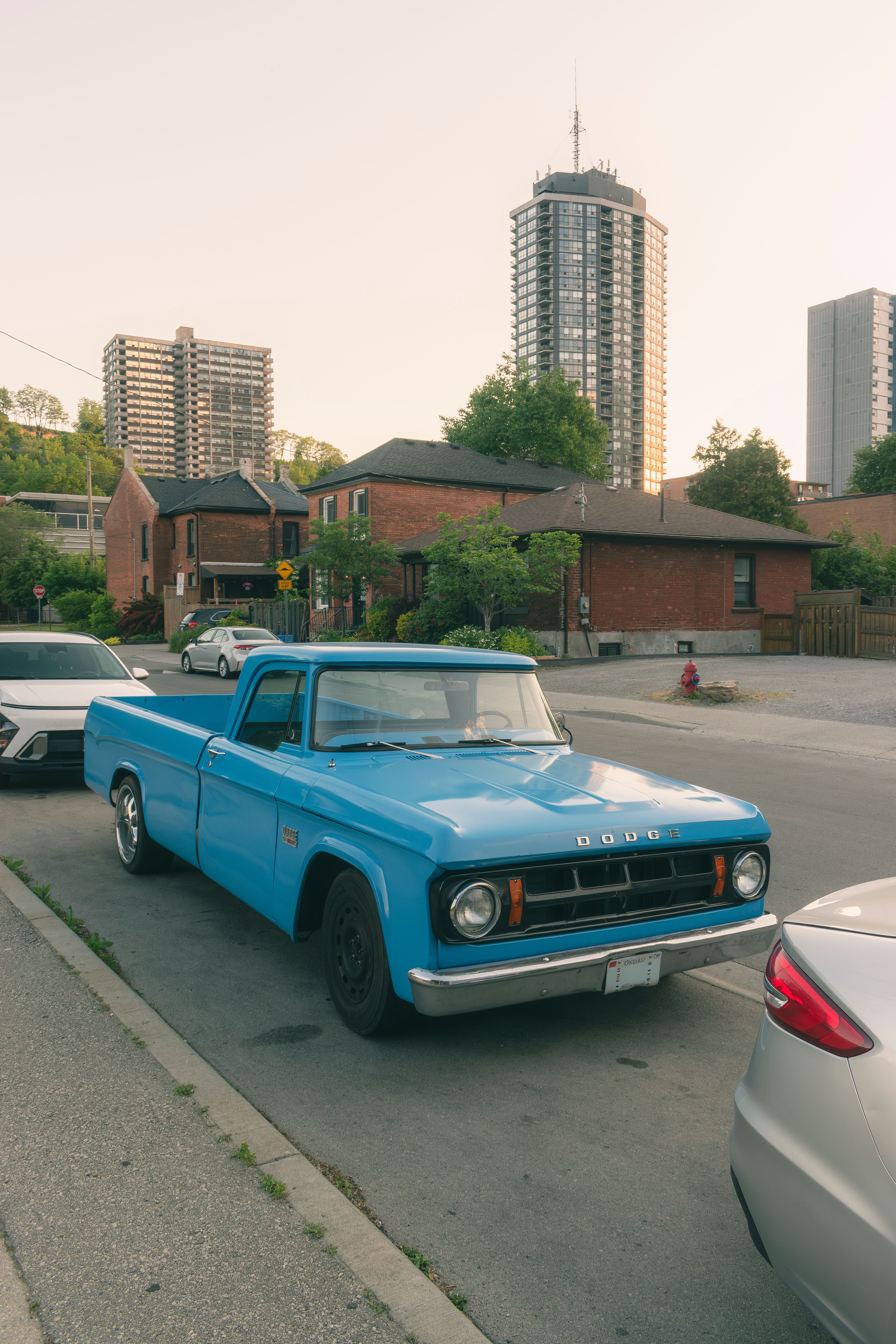 Camioneta Dodge Azul Clásica En La Calle Hamilton · Foto de stock gratuita