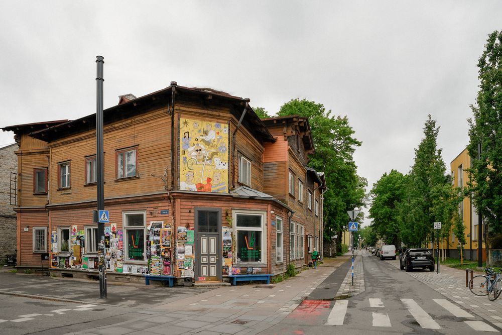 Stradă cu case de lemn colorate în cartierul Kalamaja din Tallinn
