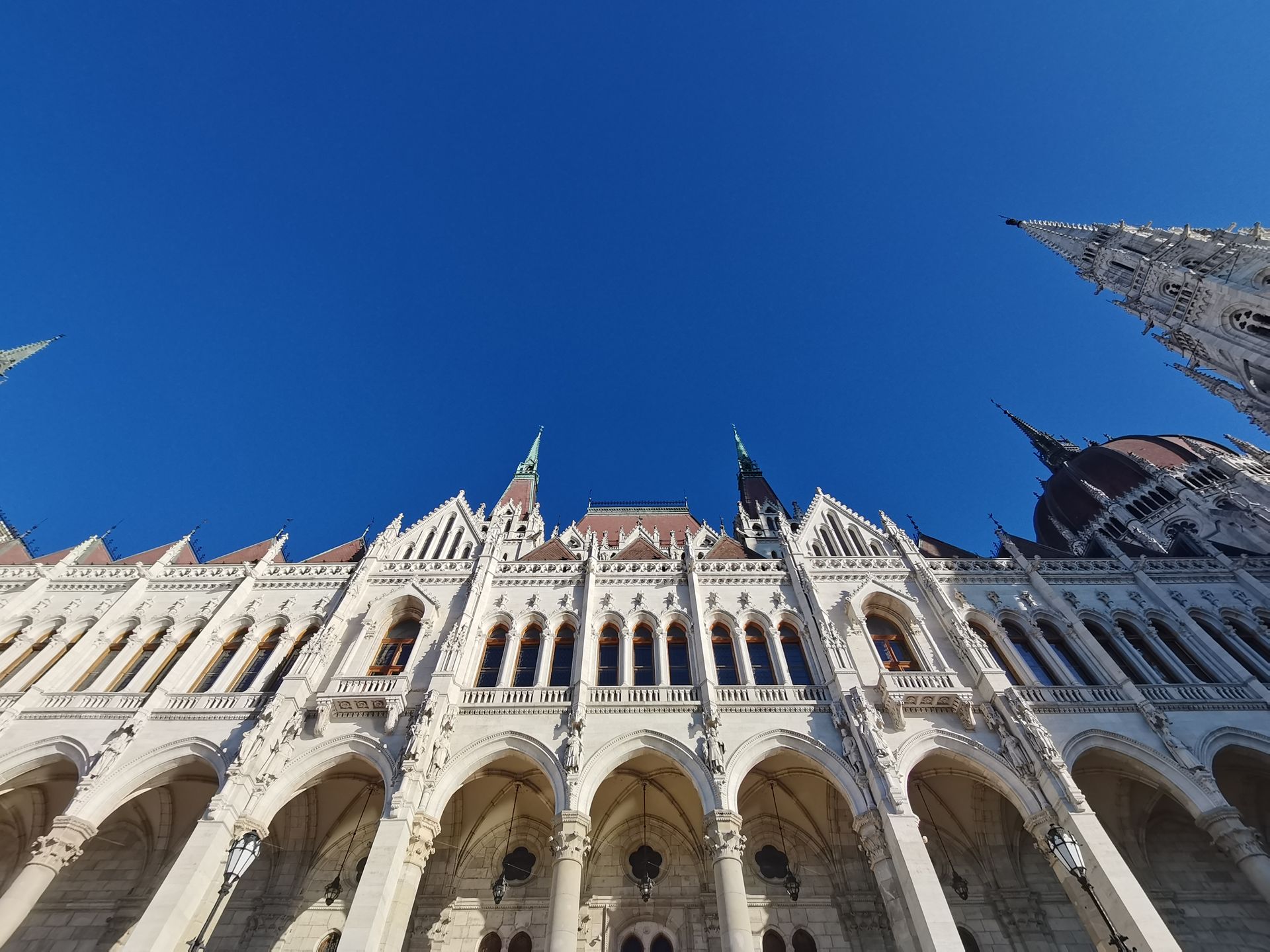 Fachada de un edificio parlamentario