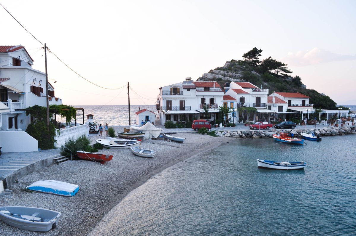 Sat de coastă din insula Samos, cu case albe pe versant deasupra mării