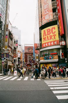 东京涩谷的人行横道充满活力，行人与五颜六色的广告牌交织在一起